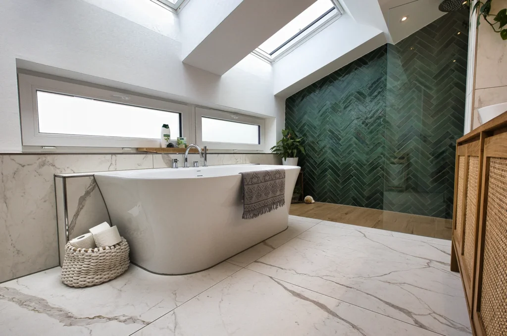 Modernes Bad mit freistehender Badewanne, Marmorfliesen und grüner Duschwand