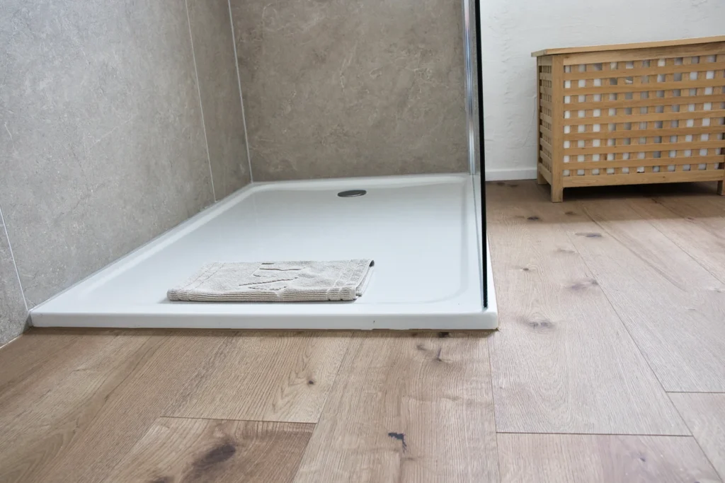 Bodengleiche Dusche mit Handtuch auf Holzfußboden