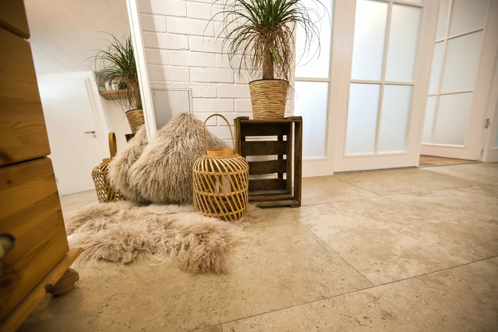 Dekorierter Flur mit Fliesenboden und Naturdeko aus Holz und Fell
