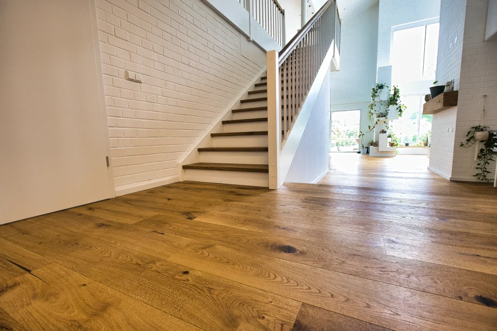 Flur mit Eichenparkettboden und Treppe in modernem Haus