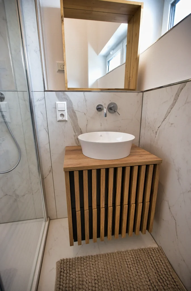 Moderner Waschtisch mit Lamellenfront und Aufsatzbecken im Gäste-WC