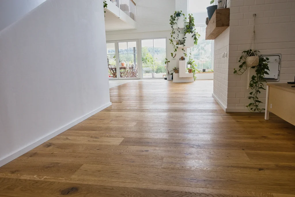 Heller Wohnraum mit Eichenparkett und offener Treppe