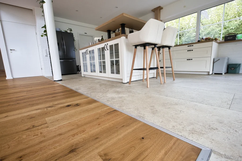 Wohnzimmer mit großen Fenstern, Eichenparkett und vielen Pflanzen