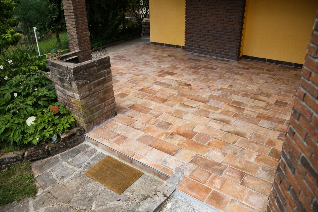 Komplettansicht einer Terrasse mit PETITE Fliesen von Fioranese