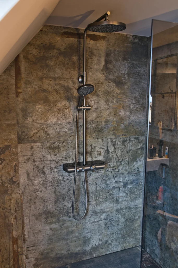 Moderne Duscharmatur mit Wandfliesen in Oxidoptik im Bad in Queidersbach
