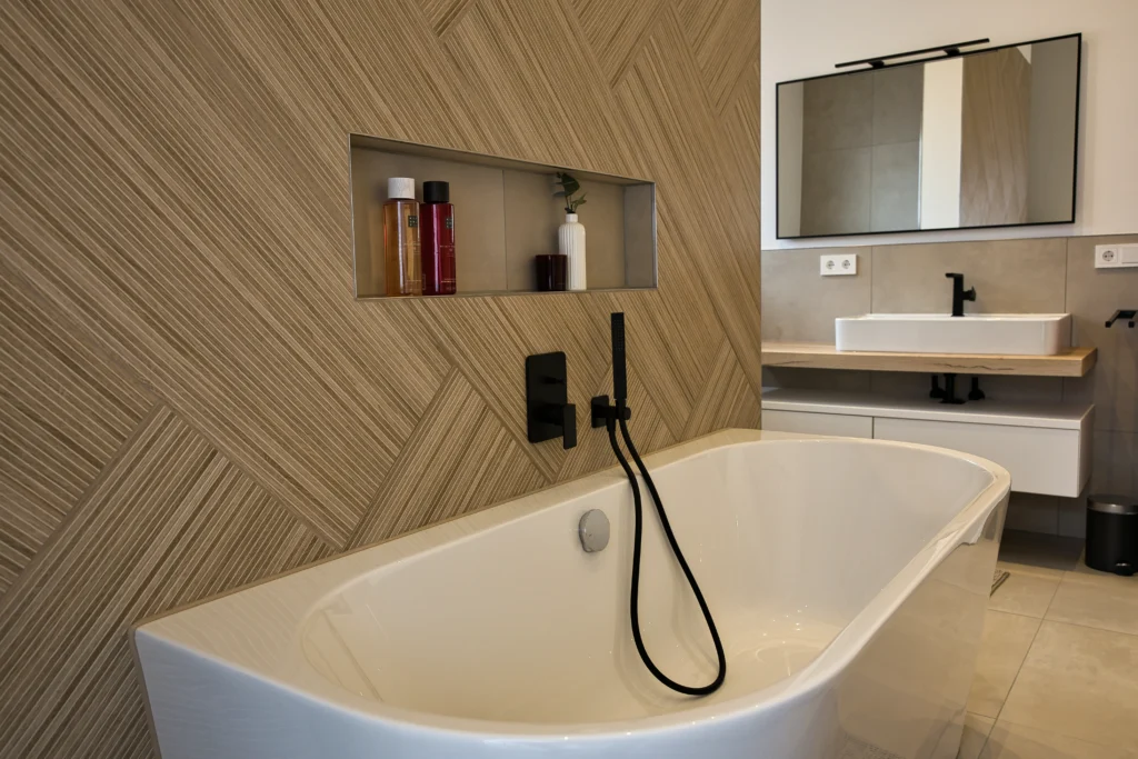 Modernes Bad mit freistehender Repabad-Badewanne und Wandfliesen von Engers