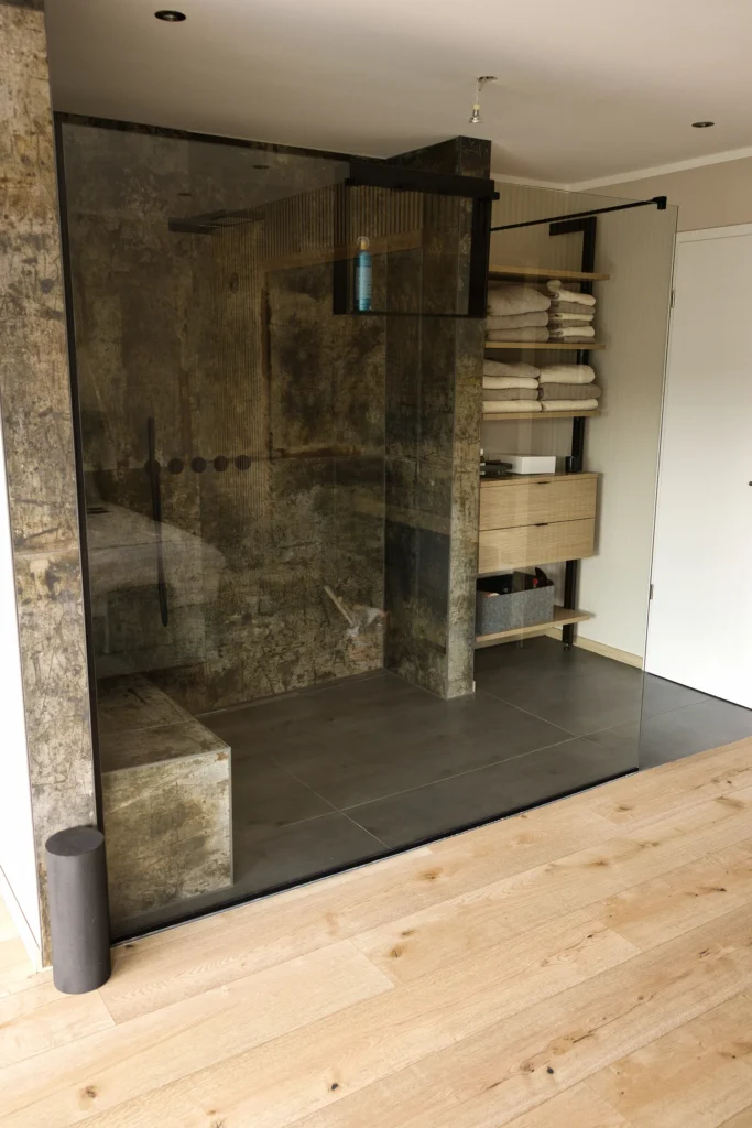 Offene Dusche mit Natursteinoptik und Eichenboden im Schlafzimmer – Vatter Thaleischweiler