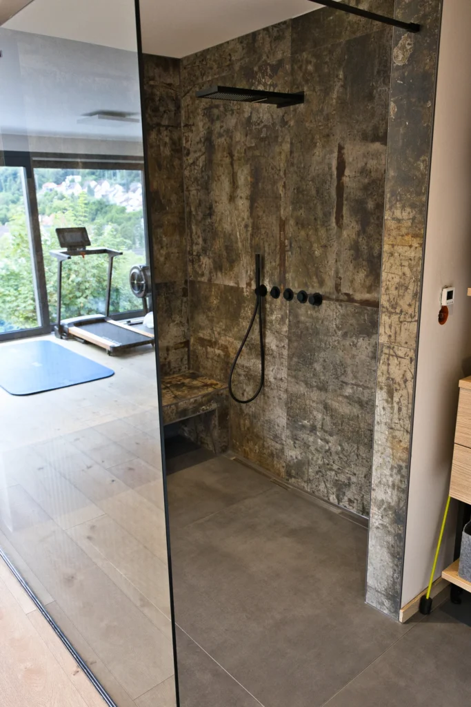 Offene Regendusche mit Natursteinfliesen und Blick auf das Tal – Vatter Referenz Thaleischweiler