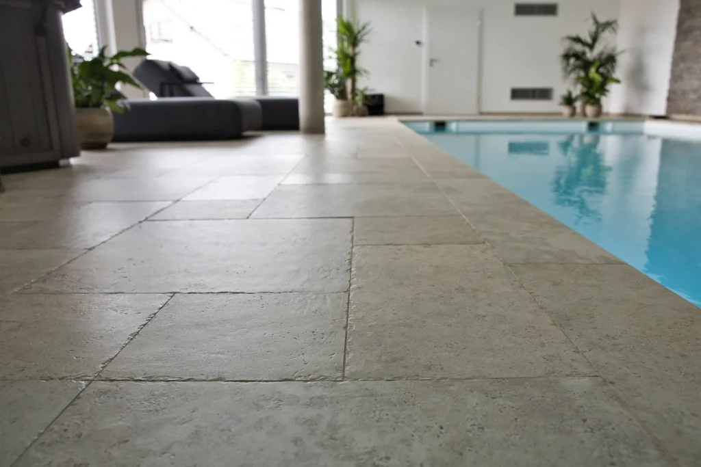 Großformatige Bodenfliesen von Century EBUR AURUM im Innenbereich eines Pools in Krickenbach
