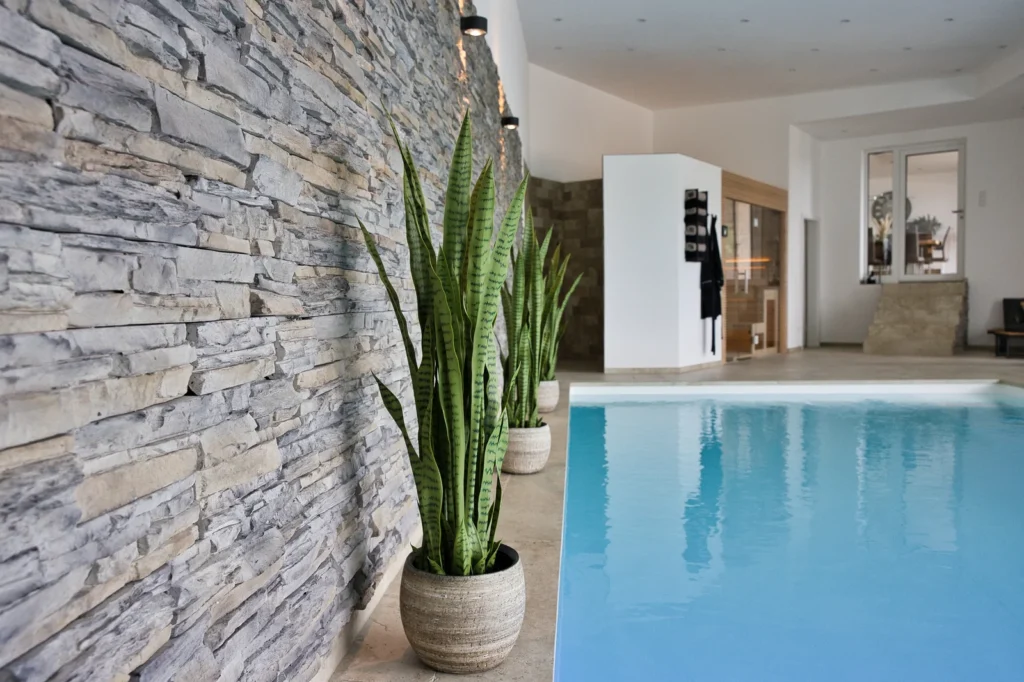 Feinsteinzeugfliesen EBUR AURUM von Century im modernen Indoor-Wellnessbereich in Krickenbach