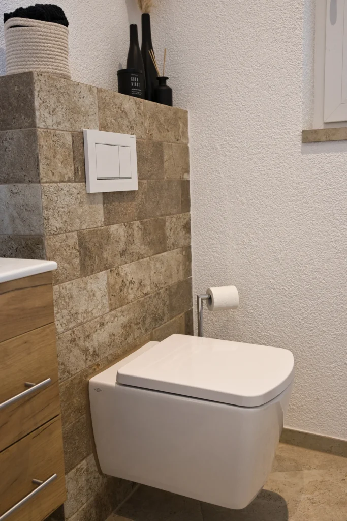 Natursteinoptik-Fliesen der Serie EBUR AURUM im WC-Bereich in Krickenbach bei Kaiserslautern