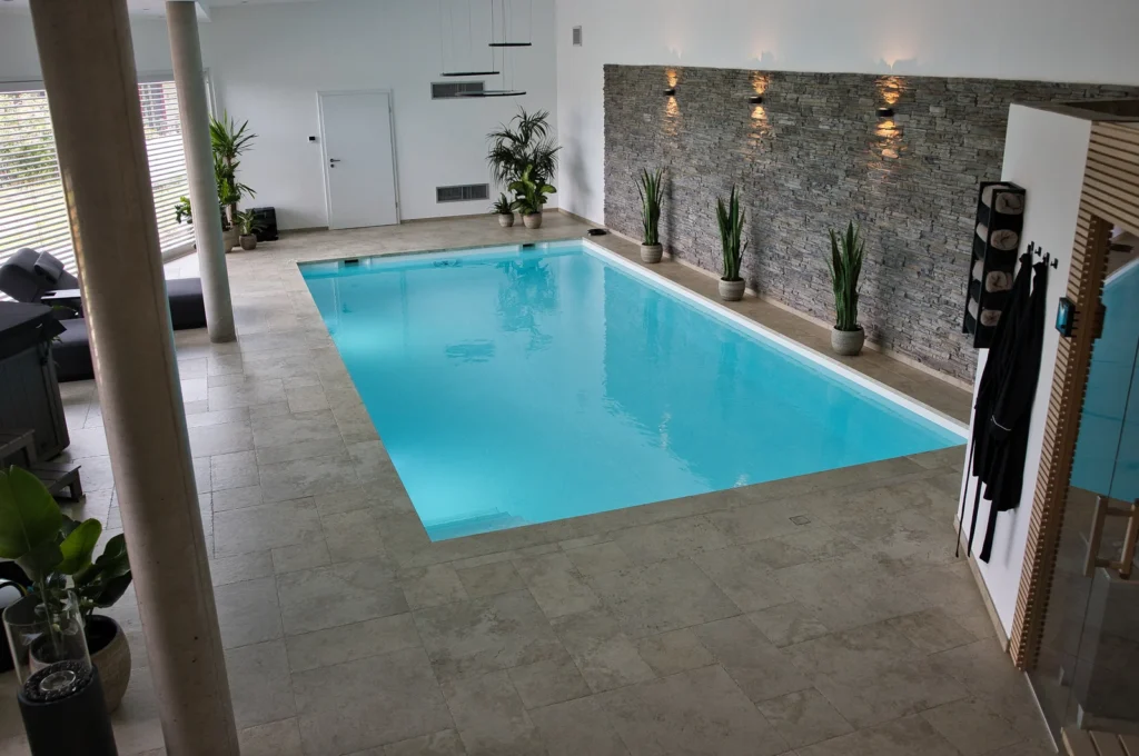 Indoor-Pool mit rutschhemmenden Fliesen von Century in Krickenbach bei Kaiserslautern