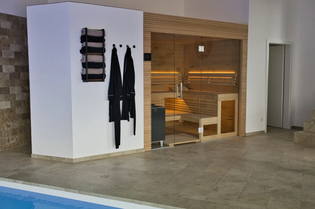 Rutschfeste Feinsteinzeugfliesen von Century vor einer Sauna im Indoor-Poolbereich in Krickenbach