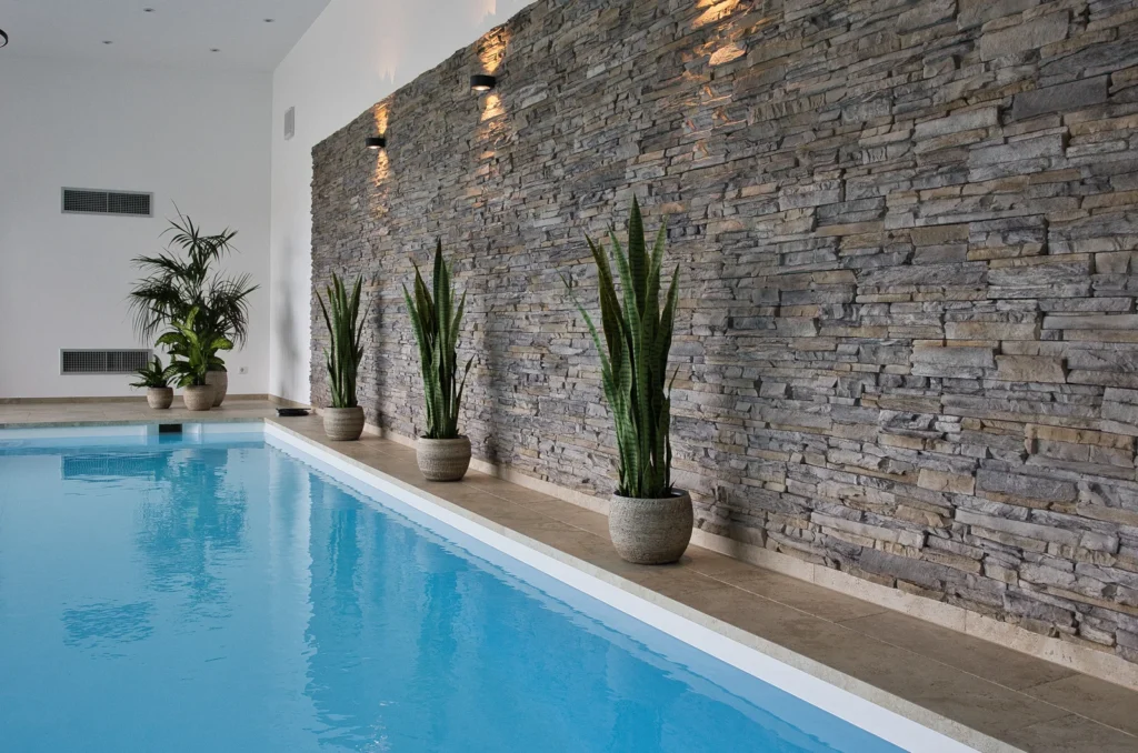 Natursteinoptik an der Wand im Indoor-Poolbereich in Krickenbach bei Kaiserslautern