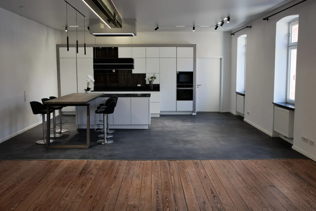 Offene Designküche mit Holz- und Vinylboden in modernem Wohnraum