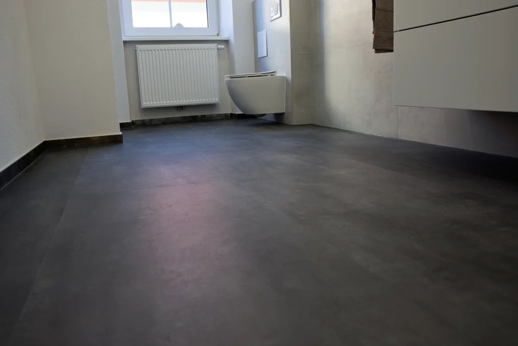 Bodenansicht mit großformatigen Fliesen