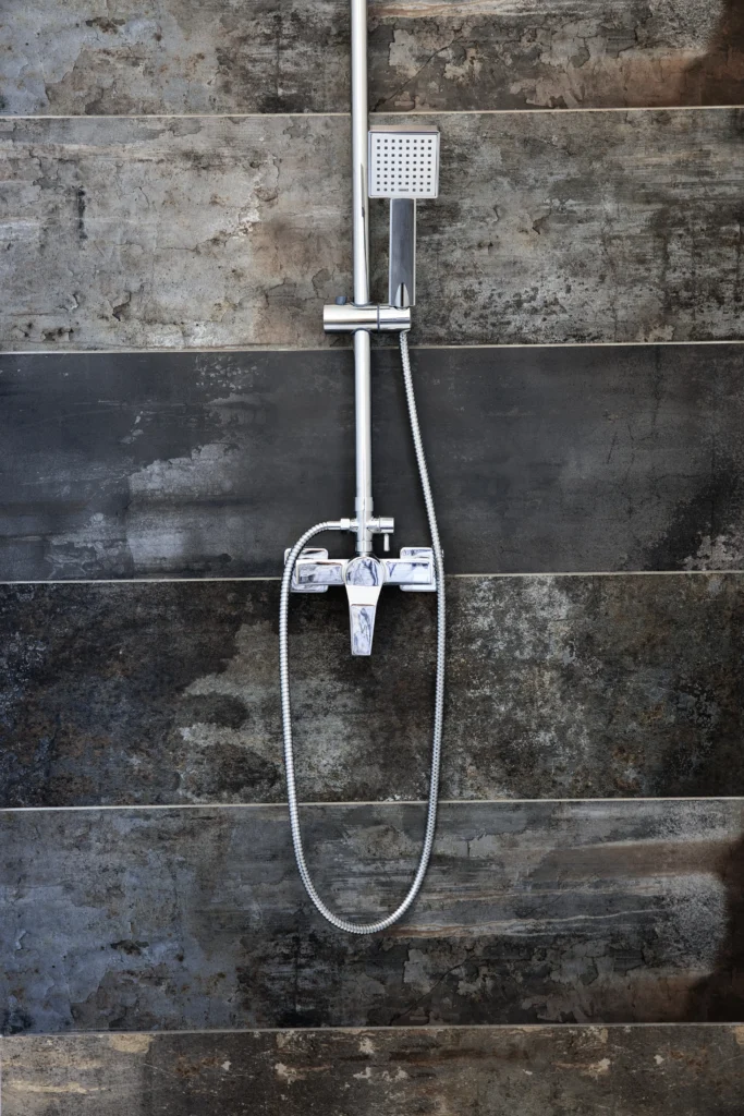 Moderne Dusche mit Fliesendekor-Mix in Steinoptik