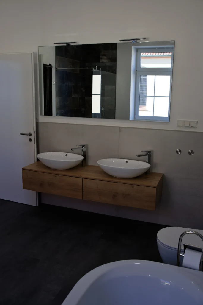 Modernes Bad mit Doppelwaschtisch aus Holz und Aufsatzwaschbecken