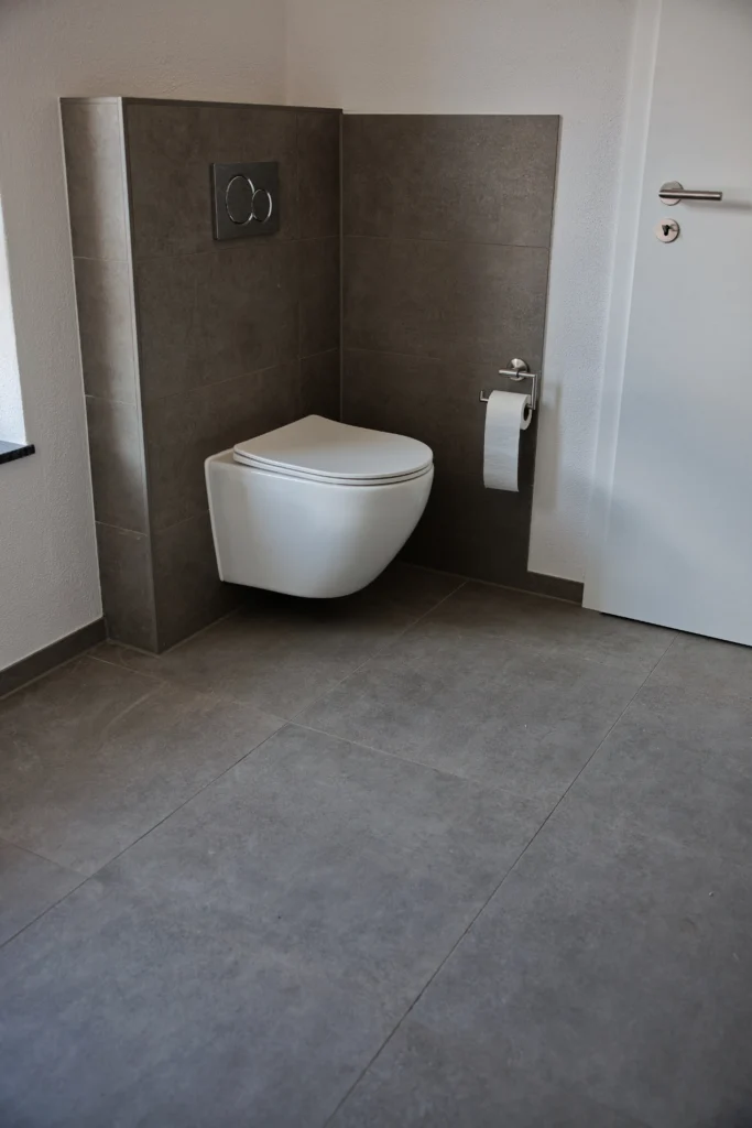 Badezimmer mit grauen Boden- und Wandfliesen Palma Grey im modernen Stil
