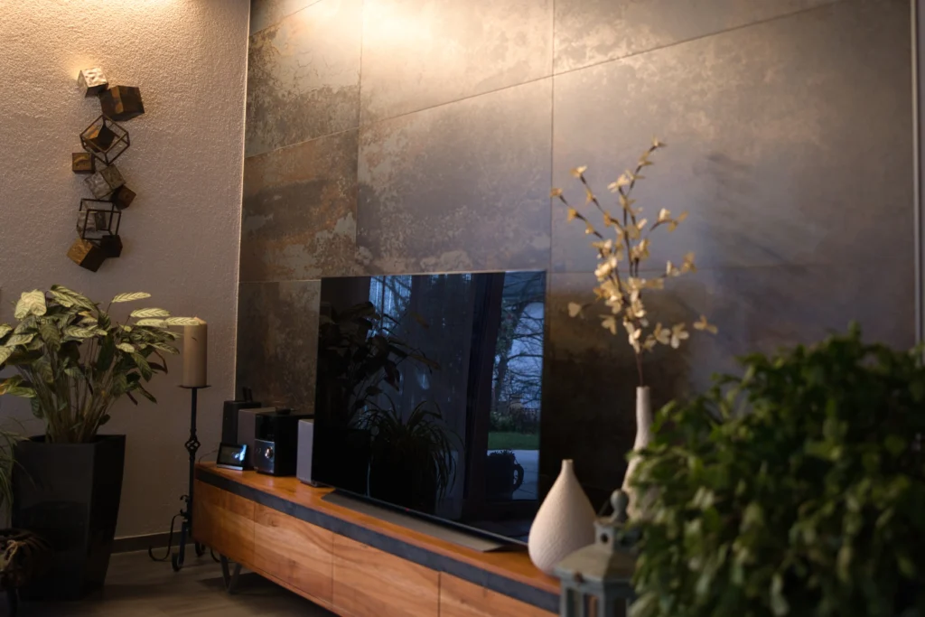 Wandgestaltung im Wohnzimmer mit Monocibec Esprit Energy Fliese in Betonoptik 60x120 cm hinter dem Fernseher