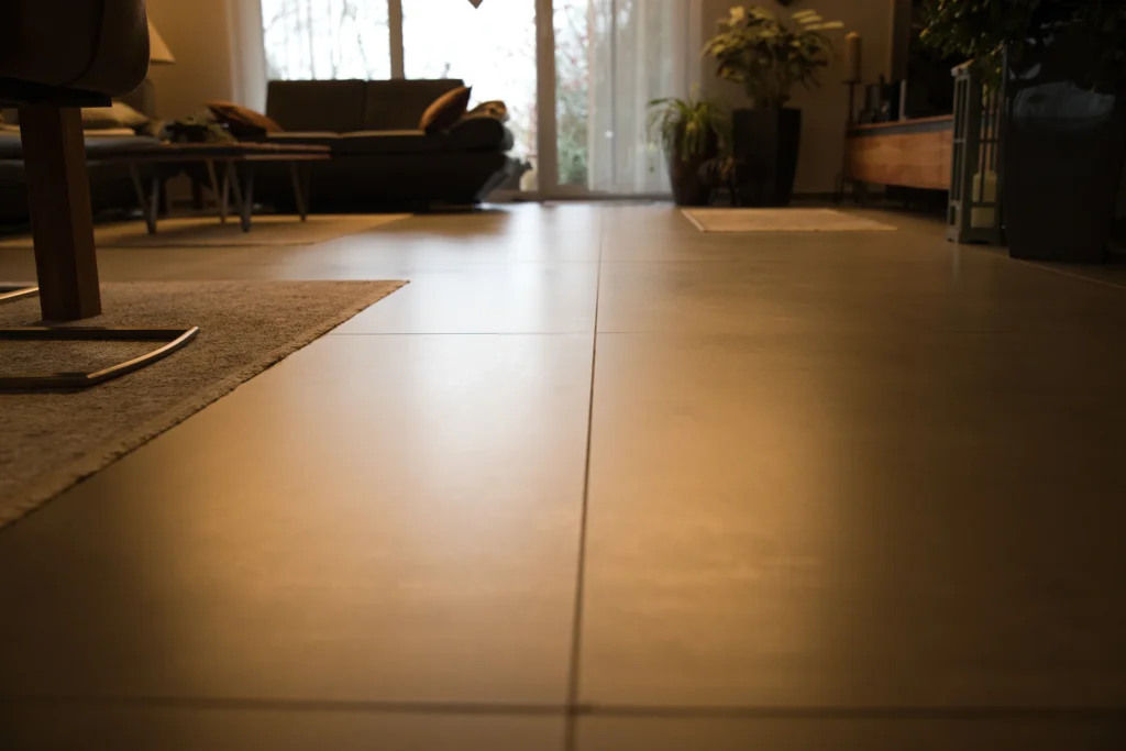 Großformatige Bodenfliesen in Betonoptik Atlas Concorde Boost Grey 120x120 cm im Wohnbereich