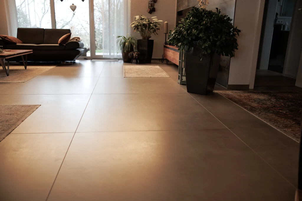 Betonoptik Bodenfliese Atlas Concorde Boost Grey 120x120 cm mit gleichmäßigem Fugenbild