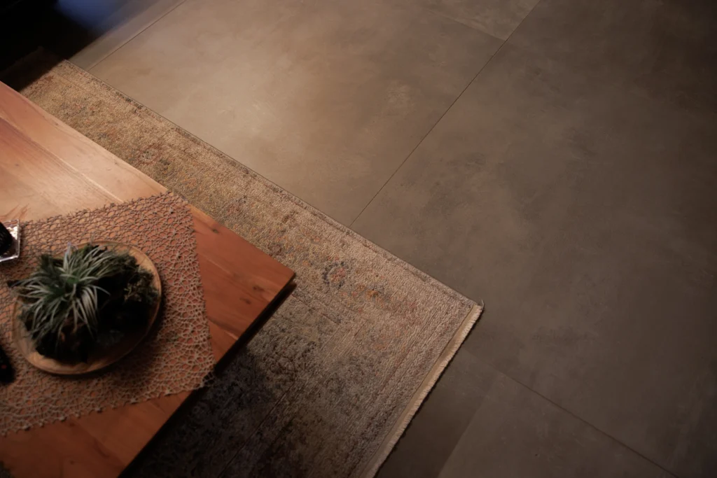 Detailansicht der Bodenfliese Atlas Concorde Boost Grey in Betonoptik 120x120 cm
