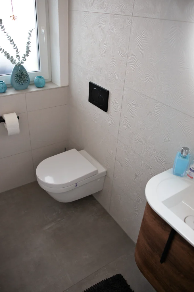 Gästebad mit Betonoptik Bodenfliese Atlas Concorde Boost Grey und 3D Wandfliese Leaf Ivory