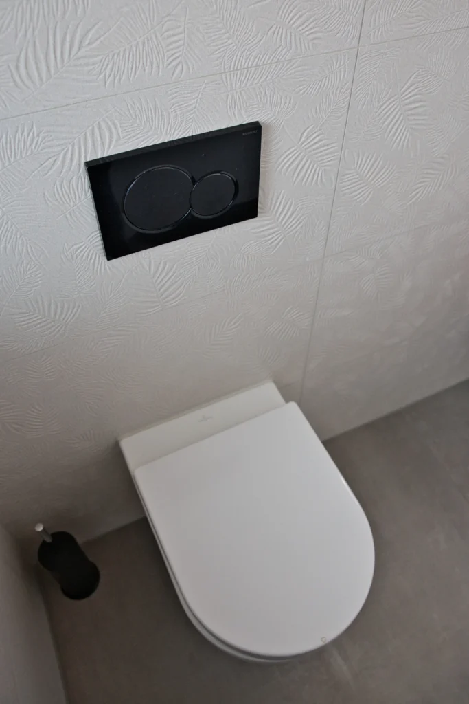Badezimmer mit Atlas Concorde Boost Grey Bodenfliese und Leaf Ivory 3D Wandfliese im WC-Bereich