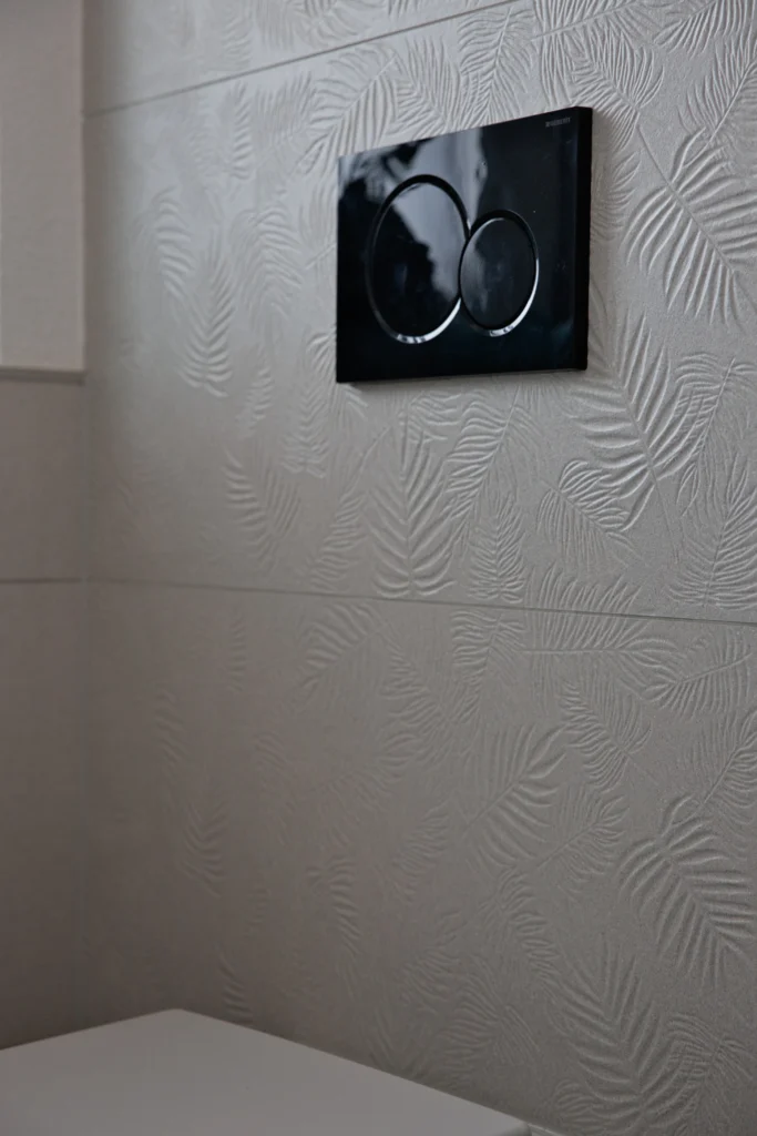 3D Wandfliese Atlas Concorde Leaf Ivory mit Geberit Sigma 01 Betätigungsplatte in Schwarz