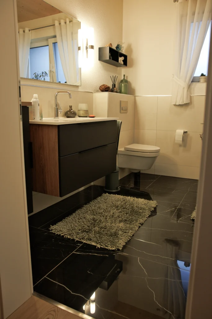 Badgestaltung mit Marmoroptik Fliese Marvel Dream Black Atlantis in lappato