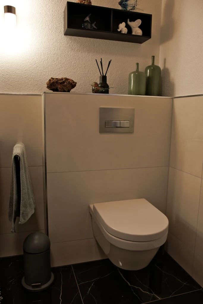 Dezente Wandfliesen im WC-Bereich mit klarer Linienführung