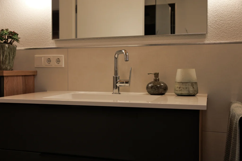 Helle Wandgestaltung hinter dem Waschtisch in modernem Badezimmer