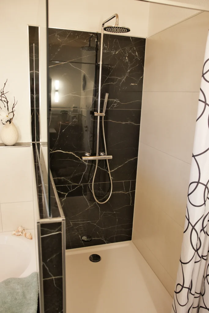 Duschrückwand mit Marvel Dream Black Atlantis in Marmoroptik