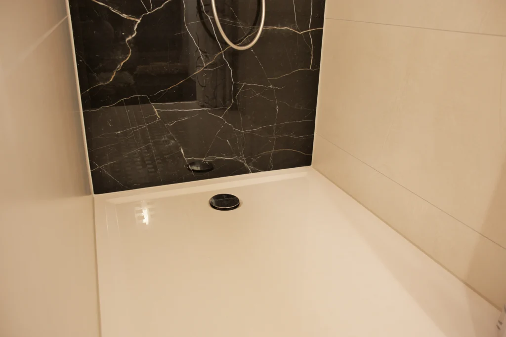 Detailaufnahme Marmoroptik Fliese Black Atlantis mit lappato Oberfläche im Duschbereich