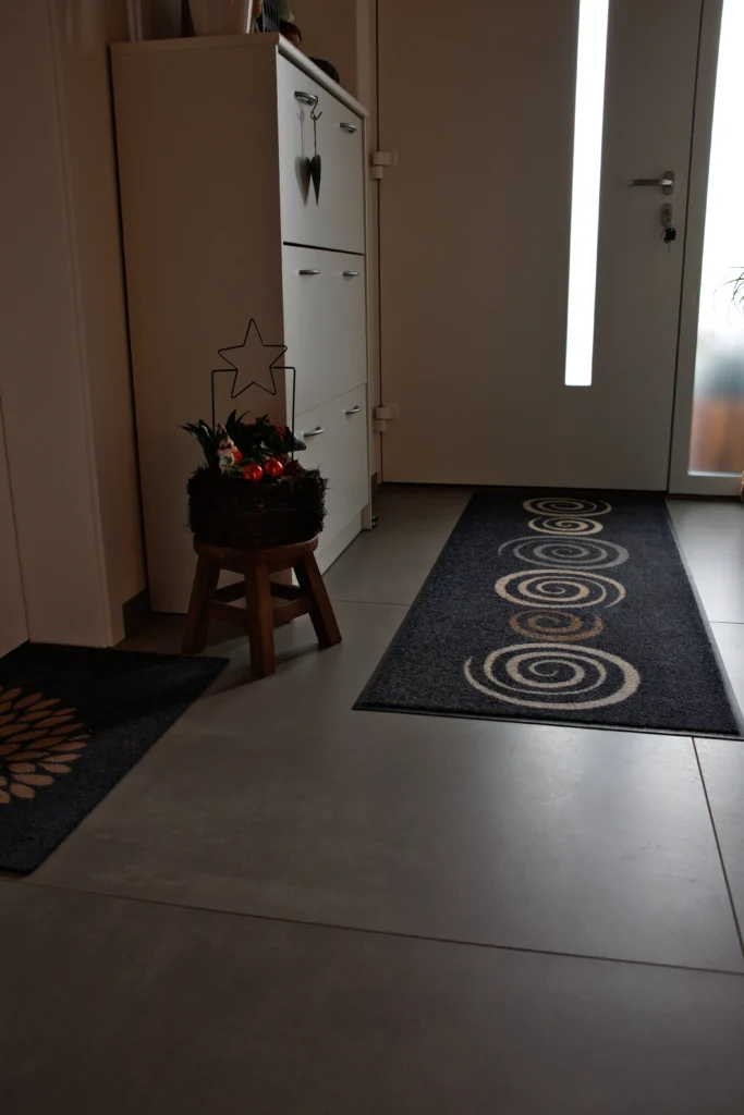 Bodenfliese Atlas Concorde Boost Grey 120x120 cm in Betonoptik im Eingangsbereich