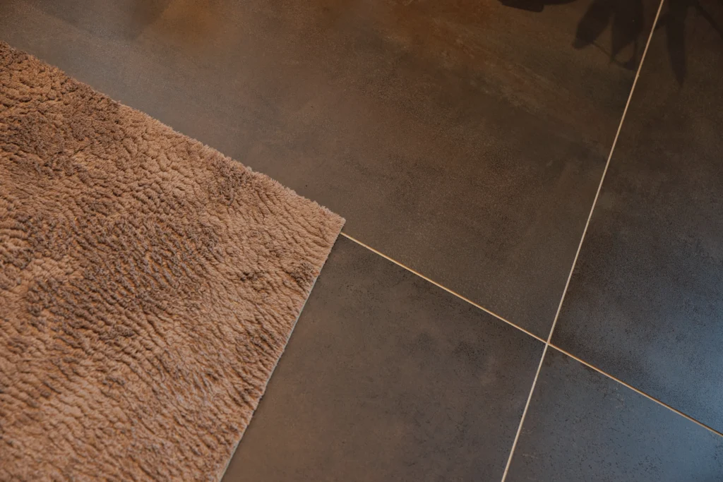 Detailaufnahme der Metalloptik-Fliese Atlas Concorde Blaze Iron 120x120 mit feiner Oberflächenstruktur