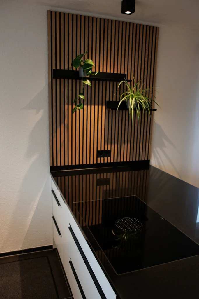 Holz-Akustikpanel mit Lamellenstruktur und Wandregalen in moderner Küche