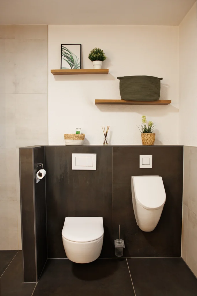 Moderner WC-Bereich mit Metalloptik-Fliesen, wandhängendem WC und Bidet