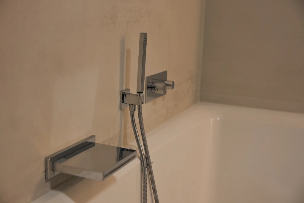Detailaufnahme Armatur und Monocibec Blade Pure als Wandfiese im Bad mit integrierter Badewanne