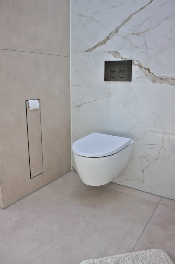 Wandhängendes WC mit Betätigungsplatte von Herzbach in Dark Graphite gebürstet und großformatiger Natursteinoptik