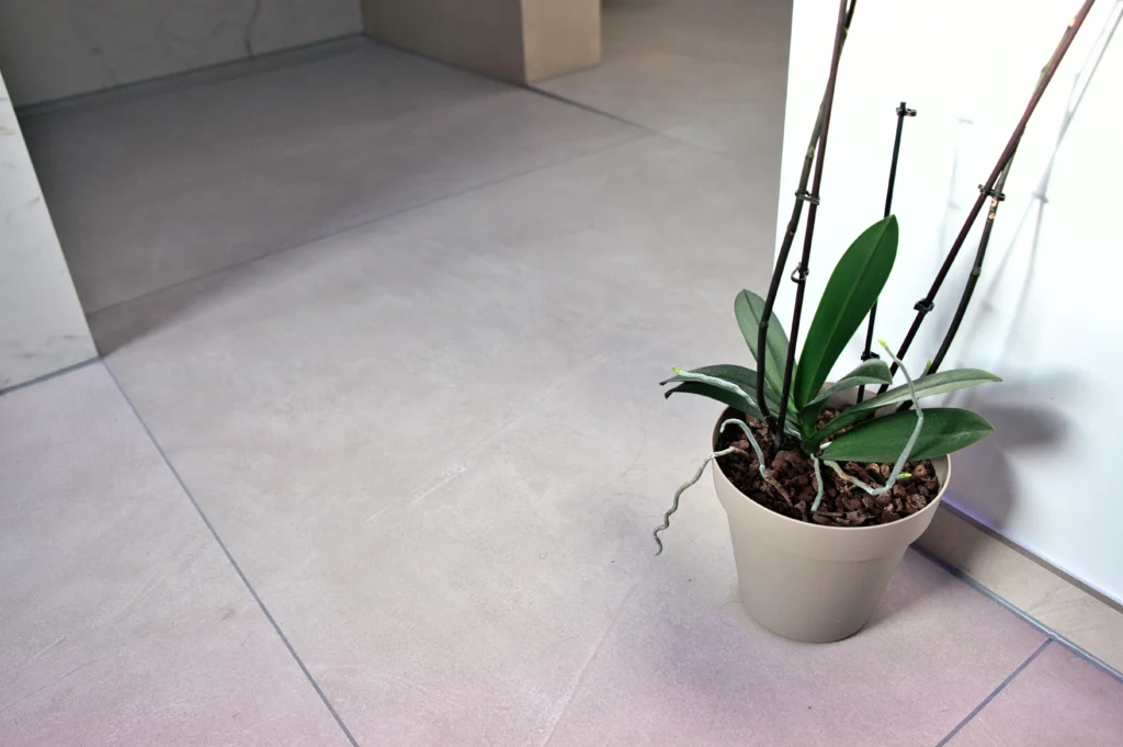 Großformatige Bodenfliese in Betonoptik Atlas Concorde Prism Cord 120x120 im luxuriösen Spa-Bad