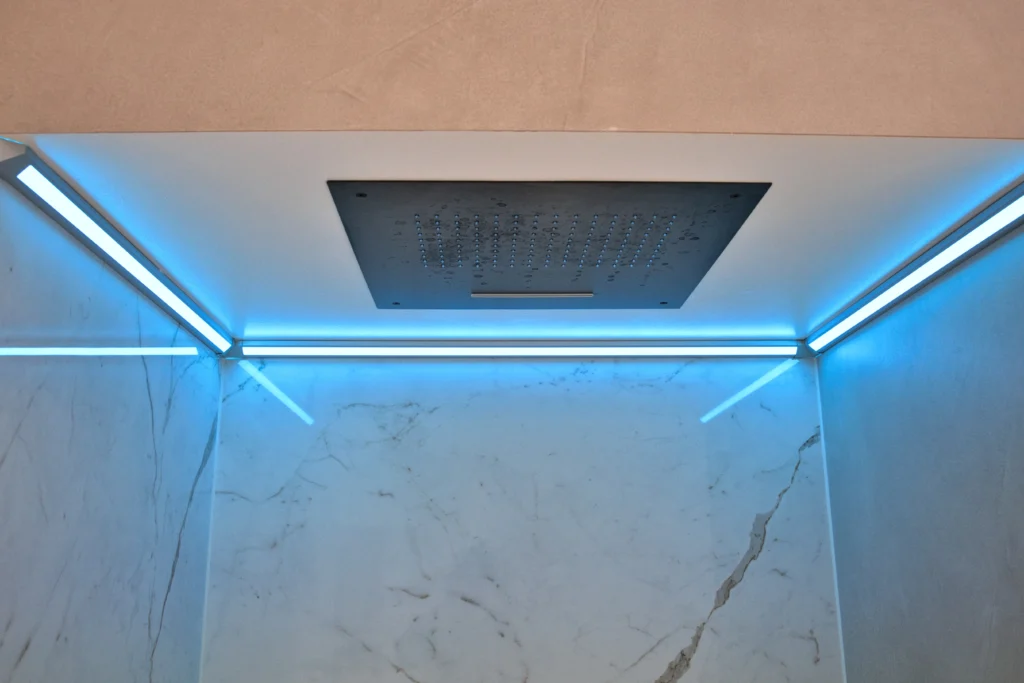 Herzbach Deckeneinbaubrause in Black Steel mit indirekter LED-Beleuchtung von Schlüter LIPROTEC