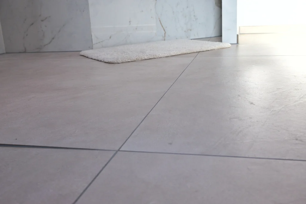 Großformatige Bodenfliese Prism Cord 120x120 mit ruhiger Fugenführung im Spa-Bad