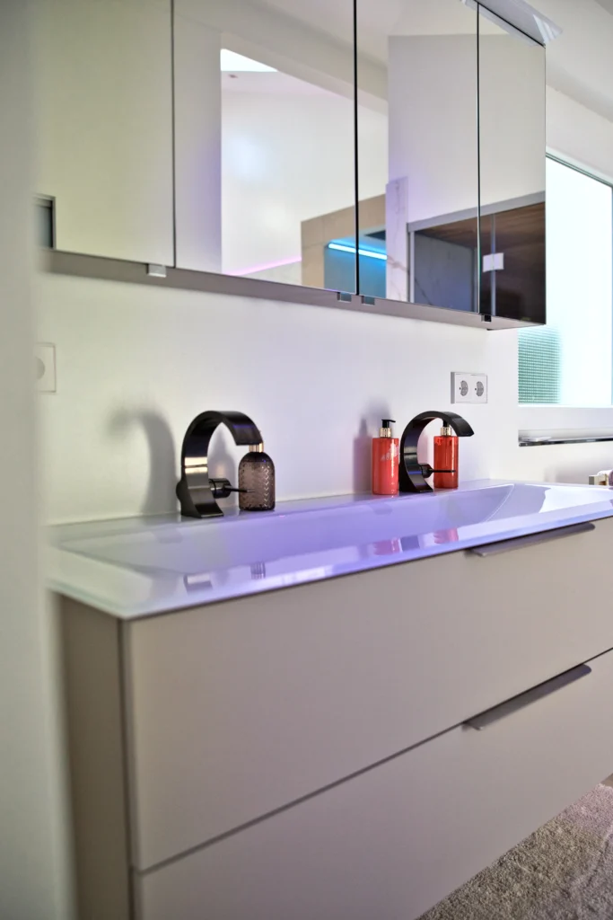 Herzbach CYO Waschtischarmaturen mit Blick auf Dusche und Wellnessbereich