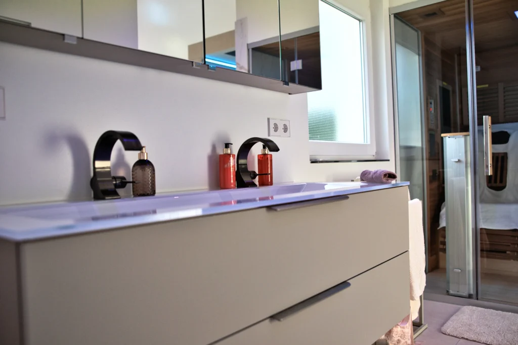 Detailansicht moderner Waschtisch mit Herzbach CYO Armatur Dark Platinum matt gebürstet