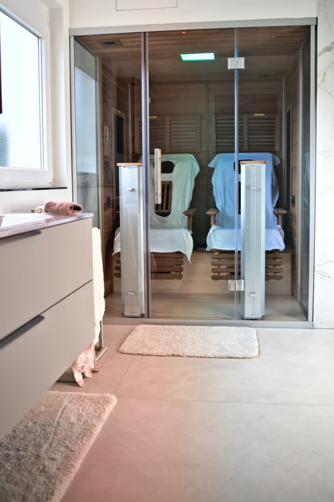Badezimmer mit integrierter Sauna und großformatiger Bodenfliese Atlas Concorde Prism in moderner Betonoptik