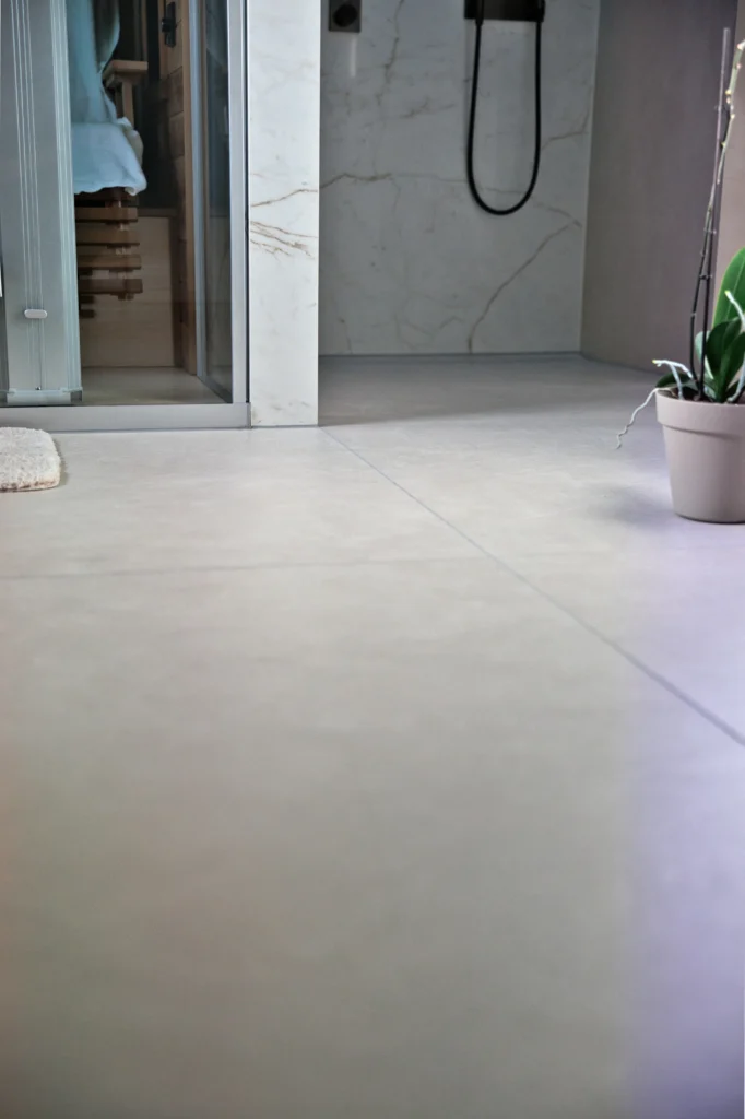 Großformatige Bodenfliese Prism Cord im Spa-Bad mit fließendem Übergang zu Dusche und Badewanne