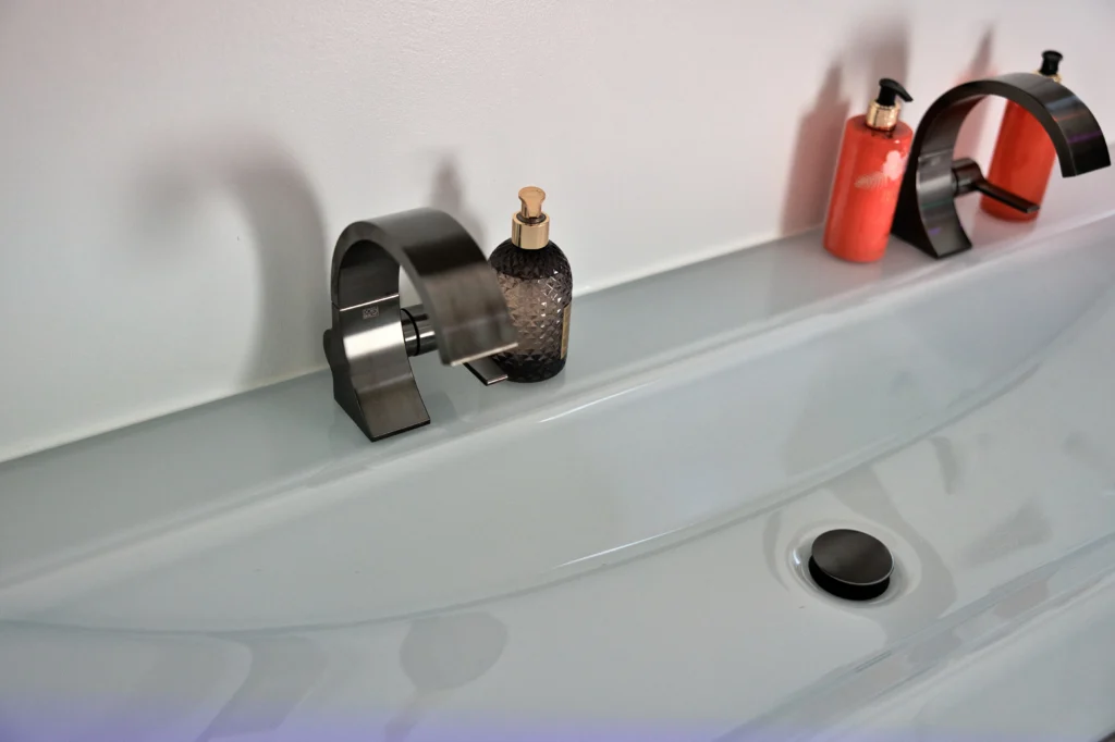 Doppelwaschtisch mit zwei Herzbach CYO Armaturen in Dark Platinum matt gebürstet im luxuriösen Badezimmer