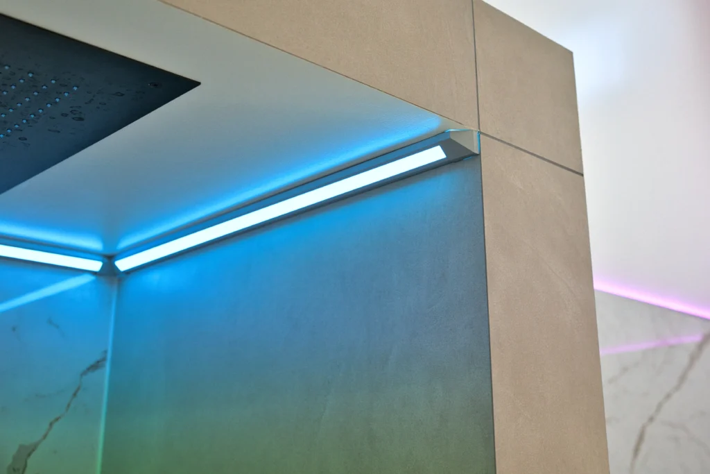 Schlüter LIPROTEC-LLE LED-Lichtlinie im Deckenübergang der Dusche mit Akzentbeleuchtung